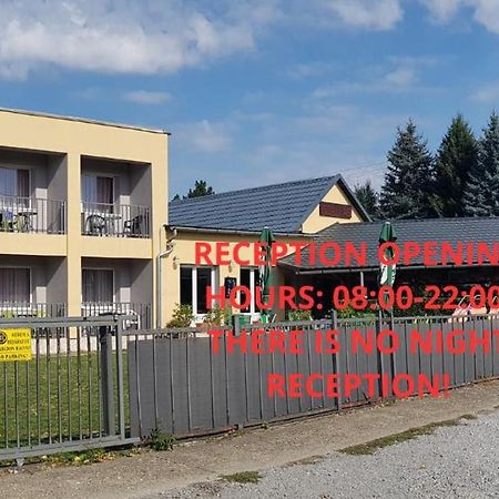 Grill Terasz Etterem Es Szallashely Мезйокйовешд Екстер'єр фото