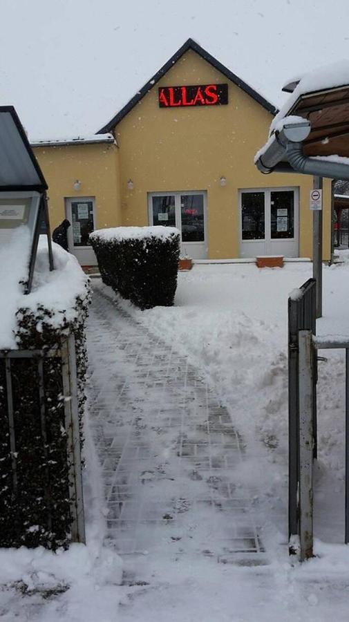Grill Terasz Etterem Es Szallashely Мезйокйовешд Екстер'єр фото