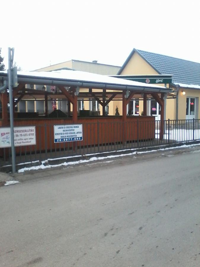 Grill Terasz Etterem Es Szallashely Мезйокйовешд Екстер'єр фото