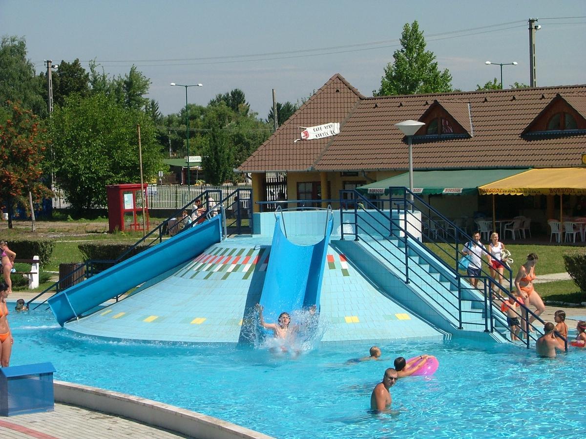 Grill Terasz Etterem Es Szallashely Мезйокйовешд Екстер'єр фото