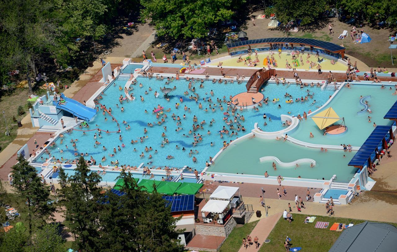 Grill Terasz Etterem Es Szallashely Мезйокйовешд Екстер'єр фото