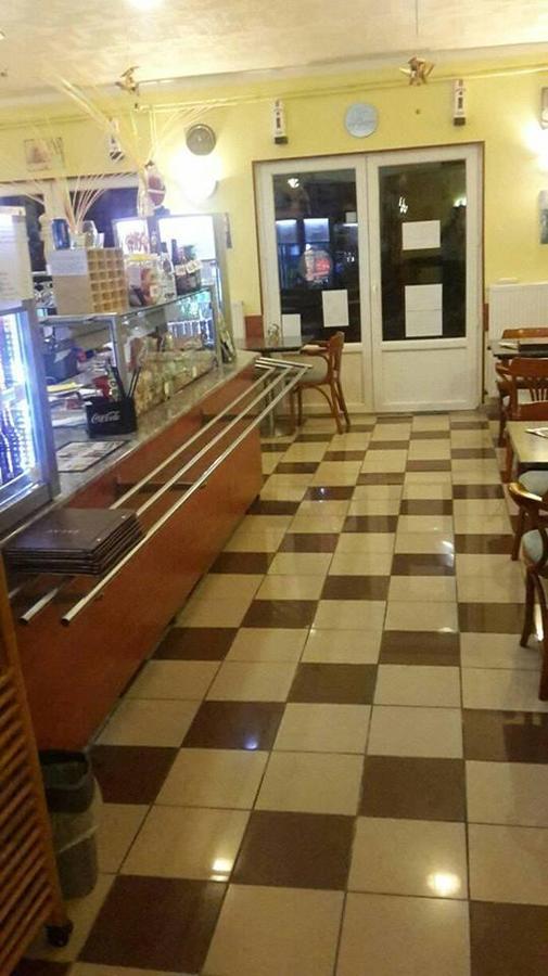 Grill Terasz Etterem Es Szallashely Мезйокйовешд Екстер'єр фото